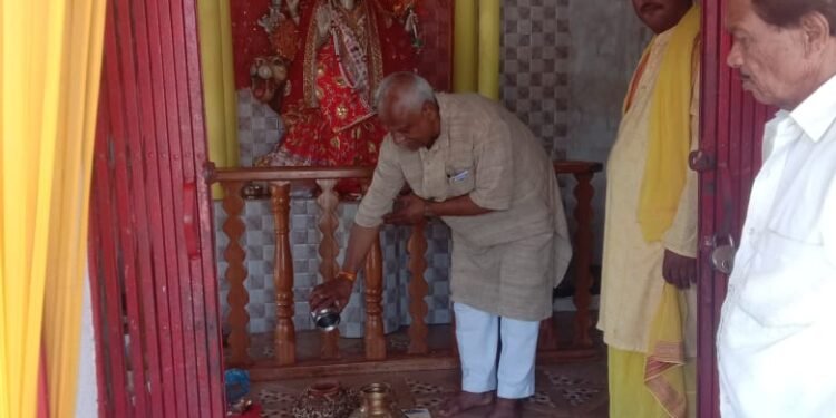 कलश स्थापना के साथ नौ दिनों का अनुष्ठान शुरू मंदिरों में उमड़ी भीड़।