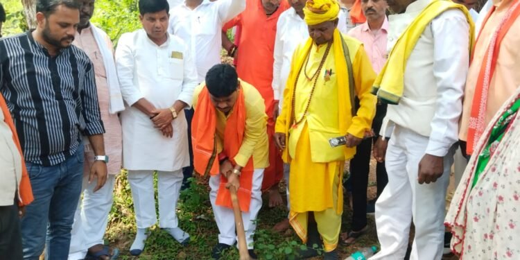 राज्य मंत्री ने किया सार्वजनिक मंच का उद्घाटनगांव के विकास से ही देश की समृद्धि संभव।।