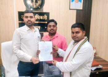 राज्यपाल के नाम उपजिलाधिकारी ओबरा को राकेश केशरी ने चरित्र प्रमाण पत्र समस्या को लेकर सौंपा ज्ञापन।