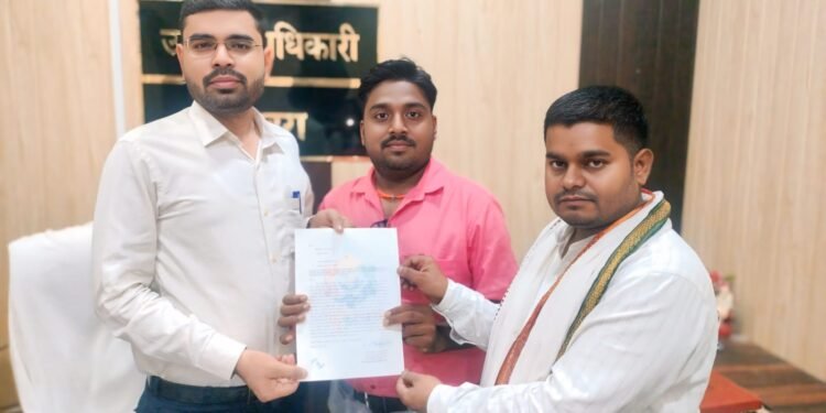 राज्यपाल के नाम उपजिलाधिकारी ओबरा को राकेश केशरी ने चरित्र प्रमाण पत्र समस्या को लेकर सौंपा ज्ञापन।