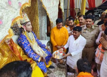 मुकुट पूजन के साथ रामलीला का हुआ शुभारंभ जय श्री राम के नारे से गुंज उठा पंडाल।