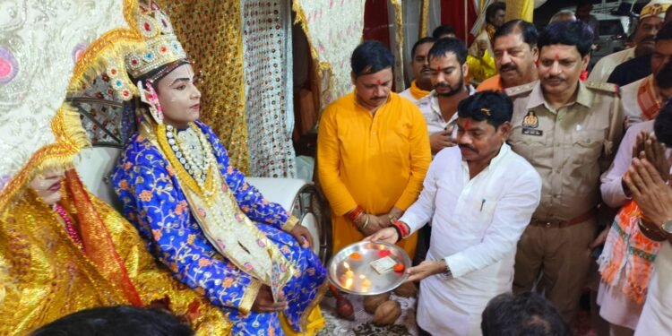 मुकुट पूजन के साथ रामलीला का हुआ शुभारंभ जय श्री राम के नारे से गुंज उठा पंडाल।