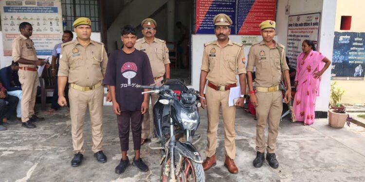 चोपन पुलिस को मिली बडी सफलता चोरी की 01 अदद टीवीएस अपाचे मोटर साइकिल बरामद व 01 नफर अभियुक्त गिरफ्तार।