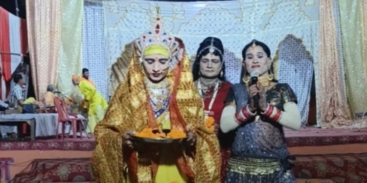 चोपन की रामलीला में धनुष यज्ञ का हुआ भव्य मंचन।