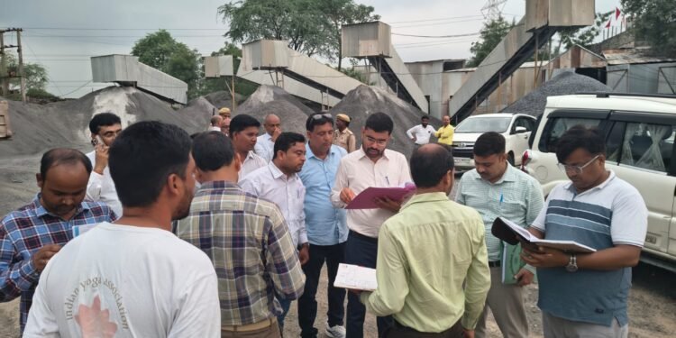 आठ विभाग की संयुक्त टीम ने खनन क्षेत्र में लगाए गए क्रेशर प्लांट के कागजात की जांच।।