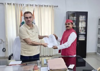 बकरिहवा से बीजपुर तक सड़क मरम्मत के लिए सांसद ने जिलाधिकारी को दिया पत्र।