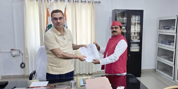 बकरिहवा से बीजपुर तक सड़क मरम्मत के लिए सांसद ने जिलाधिकारी को दिया पत्र।