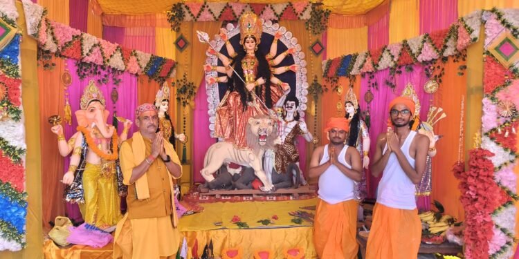 म्योरपुर दुर्गा पंडाल से निकाला गया माता रानी का भब्य कलस यात्रा।