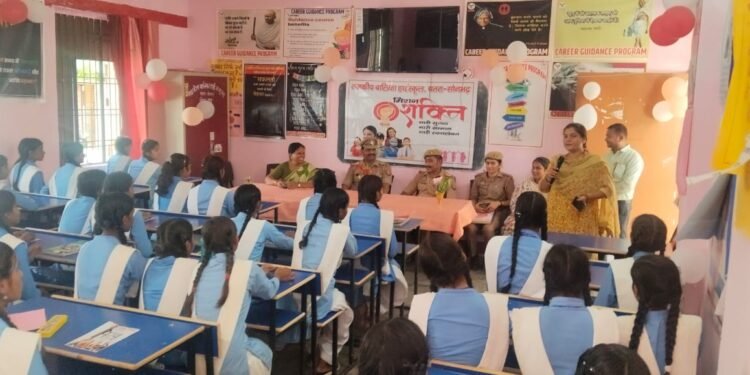 मुख्यमंत्री उत्तर प्रदेश द्वारा चलाए जा रहे नारी शक्ति मिशन के बारे में थाना पन्नूगंज प्रभारी द्वारा किया गया जागरूक।।