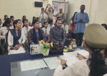 एक दिन की थानेदार बनी छात्रा आस्था चौबे, फरियादियों की समस्याएं सुन किया निस्तारण ।।