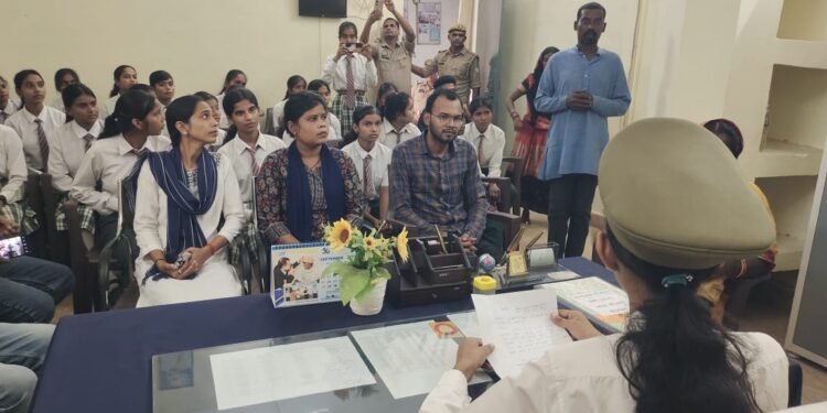 एक दिन की थानेदार बनी छात्रा आस्था चौबे, फरियादियों की समस्याएं सुन किया निस्तारण ।।