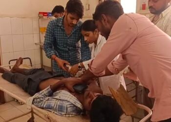 -बेकाबू ट्रक ने सवारियों से भरी ऑटो को मारी जोरदार टक्कर, ऑटो पलटी।