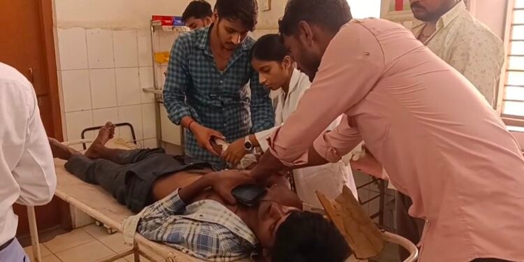 -बेकाबू ट्रक ने सवारियों से भरी ऑटो को मारी जोरदार टक्कर, ऑटो पलटी।