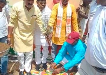 वन प्रभाग जुगैल रेंज मे राज्य मंत्री समाज कल्याण संजीव गोंड द्वारा किया गया वृक्षारोपण।