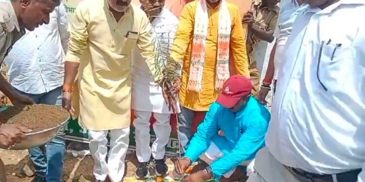 वन प्रभाग जुगैल रेंज मे राज्य मंत्री समाज कल्याण संजीव गोंड द्वारा किया गया वृक्षारोपण।