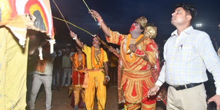 धूमधाम से मनाया गया दशहरा पर्व,धू-धू कर जला अहंकारी रावण।।