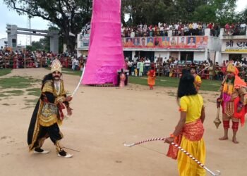 रामलीला मैदान में 51 फिट के रावण के पुतले का हुआ दहन, दुद्धी में धूमधाम से मनाया गया दशहरा का त्योहार।