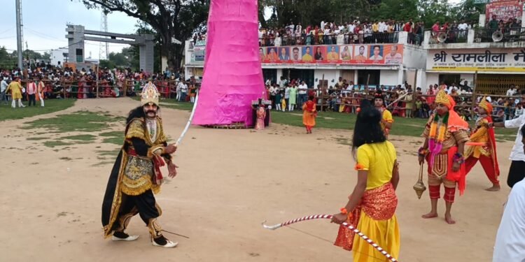 रामलीला मैदान में 51 फिट के रावण के पुतले का हुआ दहन, दुद्धी में धूमधाम से मनाया गया दशहरा का त्योहार।
