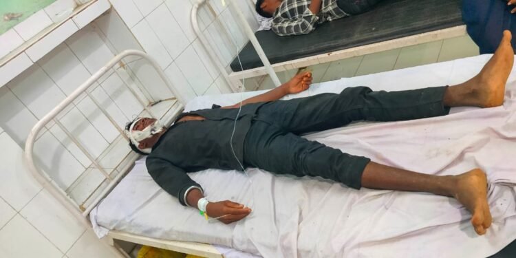 आवारा पशु से टकराकर बाइक सवार युवक घायल।