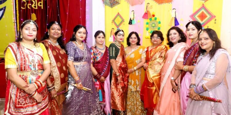 वनिताओं ने किया नवरात्रि सेलीब्रेट, मनाया डांडिया उत्सव।