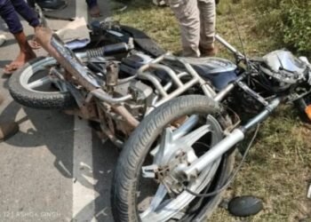 तेज रफ्तार अनियंत्रित पिकअप ने बाइक सवार को मारी टक्कर।