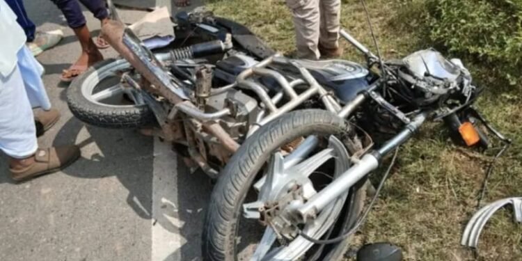 तेज रफ्तार अनियंत्रित पिकअप ने बाइक सवार को मारी टक्कर।