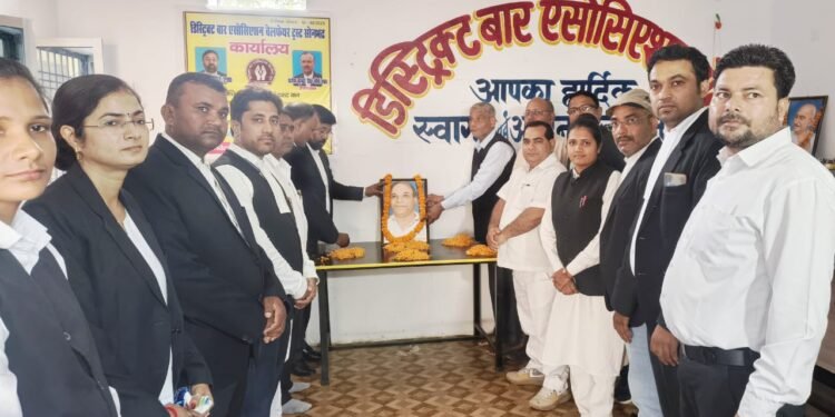 दलितों, वंचितों एवं गरीबों के मसीहा थे मान्यवर कांशीराम।