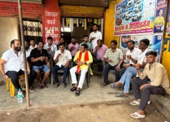 दर्जा प्राप्त राज्य मंत्री एव ब्लॉक प्रमुख ने छठ घाट का किया साफ सफाई।