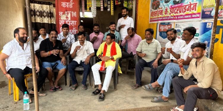 दर्जा प्राप्त राज्य मंत्री एव ब्लॉक प्रमुख ने छठ घाट का किया साफ सफाई।