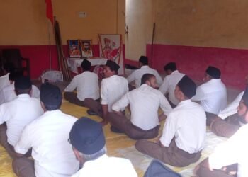 राष्ट्रीय स्वयंसेवक संघ ने पूर्ण गणवेश में अनुशासित तरीके से किया पथ संचलन।।