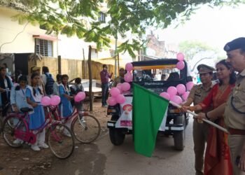 मिशन शक्ति के तहत सीओ ने हरि झंडी दिखाकर जीआईसी के बालिकाओं द्वारा निकाली गई साइकील रैली।