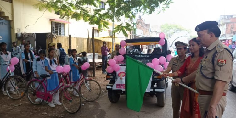 मिशन शक्ति के तहत सीओ ने हरि झंडी दिखाकर जीआईसी के बालिकाओं द्वारा निकाली गई साइकील रैली।