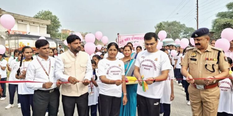 रन फॉर एम्पावरमेंट छात्राओं को महिला सुरक्षा, हेल्पलाइन की दी जानकारी।।