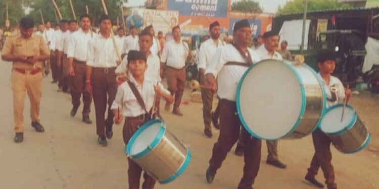 राष्ट्रीय स्वयंसेवक संघ ने पूर्ण गणवेश में किया पथ संचलन।