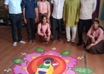 कलाकृति से बच्चों ने मोहा मन *यूपीएस ढुटेर के छात्र-छात्राओं ने बनाई आकर्षक रंगोली, दीया।