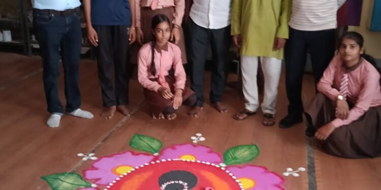 कलाकृति से बच्चों ने मोहा मन *यूपीएस ढुटेर के छात्र-छात्राओं ने बनाई आकर्षक रंगोली, दीया।