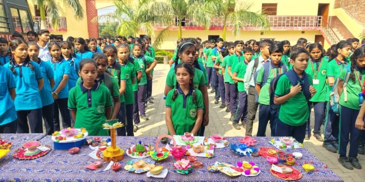 S.S.M.P स्कूल मधुपुर के बच्चो ने रंगोली, दिया प्रतियोगिता में दिखाई अपनी प्रतिभा।