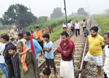 रेलवे ट्रैक पर मिला युवक का शव, दीपावली की रात घटी घटना।।