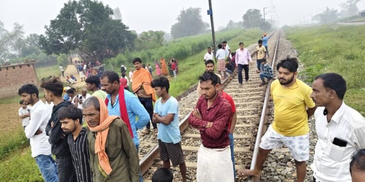 रेलवे ट्रैक पर मिला युवक का शव, दीपावली की रात घटी घटना।।