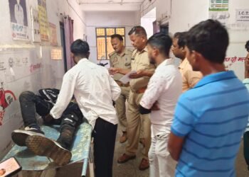 अनियंत्रित बाइक पेड़ से टकराई, दो की मौत, एक गंभीर रूप से घायल जिला अस्पताल रेफर.।