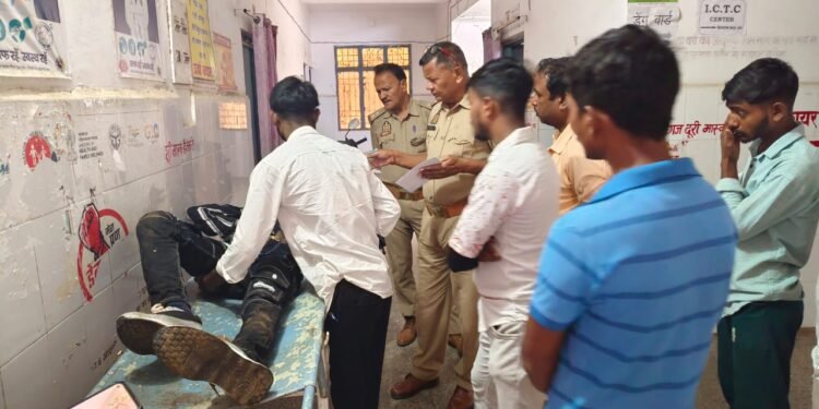 अनियंत्रित बाइक पेड़ से टकराई, दो की मौत, एक गंभीर रूप से घायल जिला अस्पताल रेफर.।