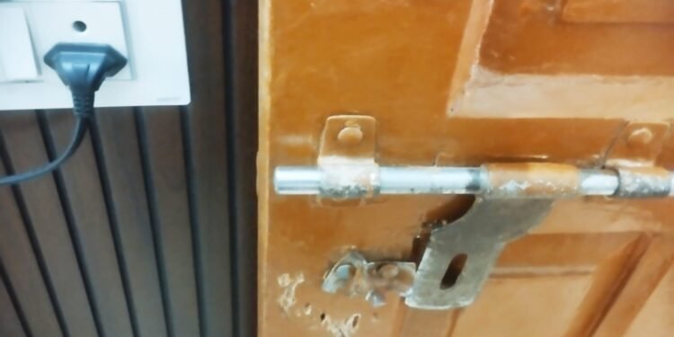 बंद पड़े मकान में चोरों ने किया लाखों के जेवरात पर हाथ साफ।