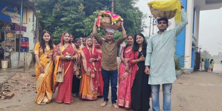 अस्ताचलगामी सूर्य को अर्घ्य देकर व्रती महिलाओं ने किया सुख समृद्धि की कामना ।।