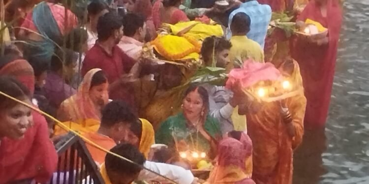 आस्था का महापर्व छठ को लेकर छठ ब्रती श्रद्धालुओं का शिवाजी तालाब पर जन सैलाब उमड़ा।