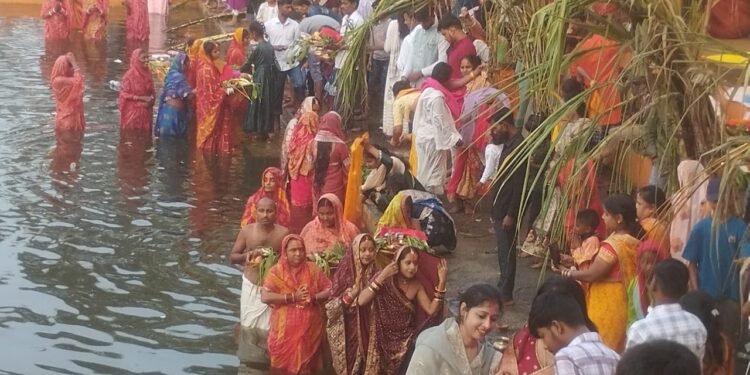 लोक आस्था का महापर्व डाला छठ की रही धूम,लोगों का उमड़ा जन सैलाब।।