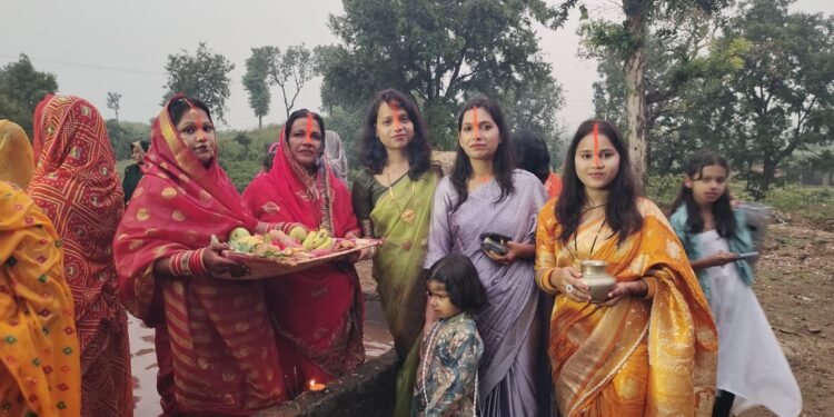 उगते सूर्य को अर्घ्य देने के साथ संपन्न हुआ चार दिनों के आस्था का महापर्व छठ।