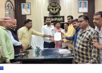 ओबरा गजराज नगर चौराहे पर लग रहे स्मृति को बीजेपी ने हटाने के लिए ज्ञापन सौंपा।