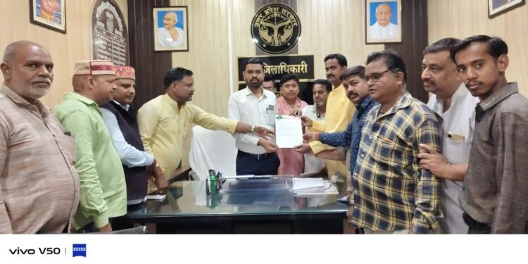 ओबरा गजराज नगर चौराहे पर लग रहे स्मृति को बीजेपी ने हटाने के लिए ज्ञापन सौंपा।