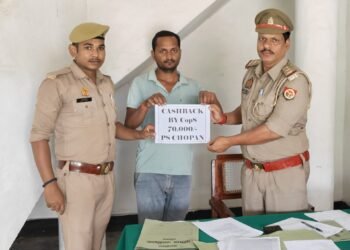 थाना चोपन की साइबर टीम द्वारा आवदेक की फ्राड हुई धनराशि कुल 70,000/- (सत्तर हजार) रुपये उसके मूल खाते मे कराया गया वापस-।