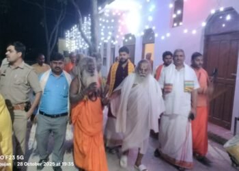 अग्निमंथन से निकली ज्वाला,हवन कुंड में 251 जड़ी बूटियों से निर्मित हवन सामग्री से दी गई आहुति।।